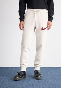 Nike Sportswear JOGGER - Παντελόνι φόρμας - light orewood brown