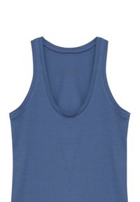 Bezramionkowy niebieski top na ramiączkach z szerokimi rami�ączkami i okrągłym dekoltem, prezentowany na białym tle.