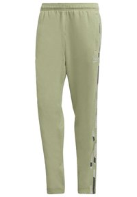 Pantalones de chándal verde claro con cintura elástica, bolsillos laterales y detalles negros a lo largo de los lados. Fabricados con una tela suave y texturizada.