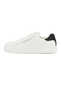 Sneaker bianco in pelle con texture liscia, accentuazione nera sul tallone, punta rotonda e marchio distintivo sul lato. Suola in gomma spessa.