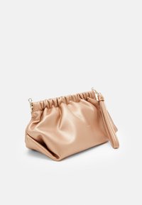 Metallinen ruusukultainen iltalaukku kerätyllä designilla, vetoketjukiinnityksellä ja sivussa rannekahva. Sileä pinta, jossa hienovarainen kiilto. Kompakti koko.