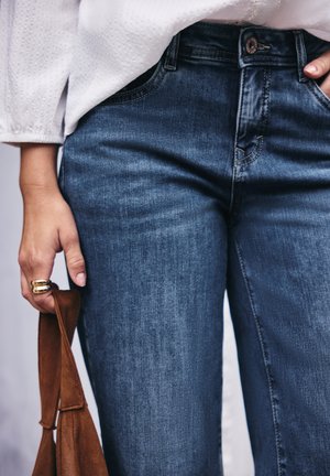 Street One Studio, MID WAIST WIDE LEG JEANS IM LOOSE FIT - Loose-jeans - bright mid blue washed