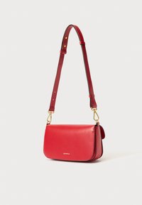 Borsa a tracolla in pelle rossa con una texture liscia, forma rettangolare, dettagli in metallo dorato e tracolla regolabile. Presenta una chiusura a patta.