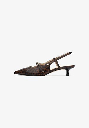 Zapatos slingback con estampado de leopardo y punta afilada, con una correa delgada con hebilla y un tacón bajo en bloque. Textura de cuero suave.