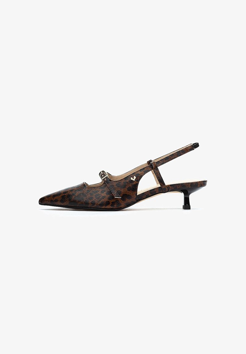 Chaussures à talon slingback en imprimé léopard avec un bout pointu, dotées d'une fine lanière avec une boucle et d'un petit talon épais. Texture en cuir lisse.