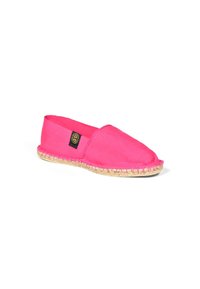 Espadrille en toile rose avec un bout arrondi, semelle en corde de jute et détails cousus. Présente un petit logo noir sur le côté.