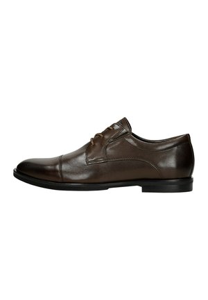 Chaussure habillée pour homme en cuir marron avec bout droit, trois œillets pour les lacets et semelle basse noire, vue de côté extérieur.