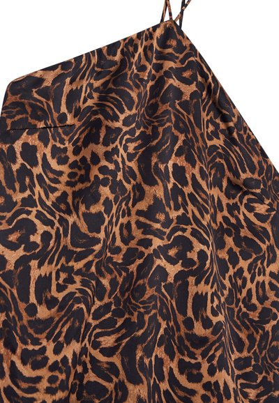 Slipdress met dunne bandjes met een bruin en zwart luipaardprintpatroon op lichte stof.