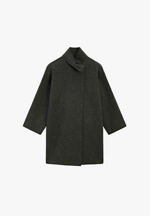 Cappotto di lana grigio scuro, lungo fino al ginocchio, con maniche lunghe e alto collo asimmetrico, esposto su sfondo bianco.