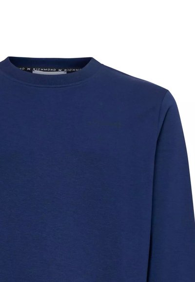 Felpa girocollo blu navy con maniche lunghe e colletto a coste, design semplice, etichetta del marchio Richmond visibile all'interno del colletto.
