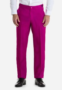 Fuchsia Anzughosen mit taillierter Passform, featuring flache Vorderseite, Ein-Knopf-Verschluss und leichte Falten. Getragen mit schwarzen Dressschuhen.