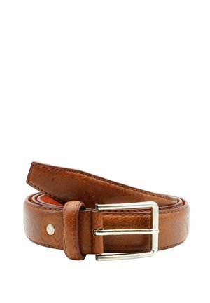 Cintura in pelle marrone caratterizzata da una texture liscia, bordi arrotondati e una fibbia in metallo argentato di forma rettangolare. Accentuata da dettagli di cucitura.