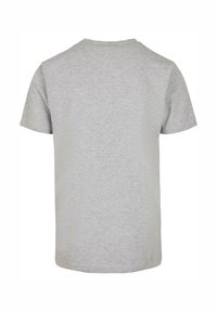 Grå bomulds t-shirt med rund hals og korte ærmer. Simple design, blød tekstur og lige kant. Ingen synlige mønstre eller accenter.