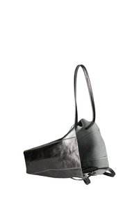 Borsa in pelle con una combinazione di colori grigio e nero, dalla forma strutturata, texture liscia e manici lunghi. Caratterizzata per i suoi materiali a contrasto.