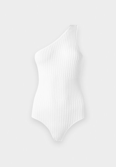 Body bianco a costine con spalla scoperta e strisce verticali. Tessuto liscio e design aderente, con gamba alta e scollatura minimale.