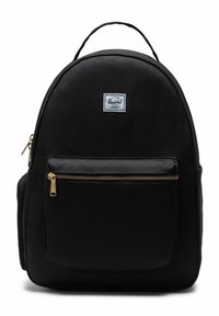 Sac à dos noir en tissu, doté d'une poche zippée avant avec des accessoires en or, de forme arrondie, et d'un patch de logo de marque bien en vue.