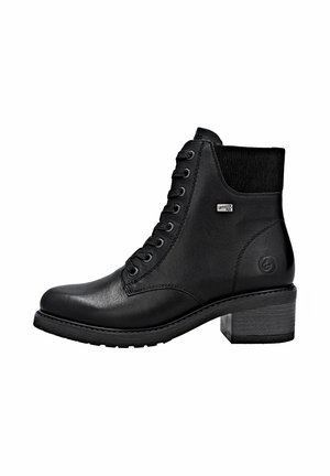 Bottines en cuir noir avec un système de laçage, accent en tissu texturé en haut et un talon épais avec une semelle légèrement rugueuse.