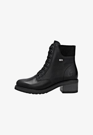 Bottines en cuir noir avec un système de laçage, accent en tissu texturé en haut et un talon épais avec une semelle légèrement rugueuse.