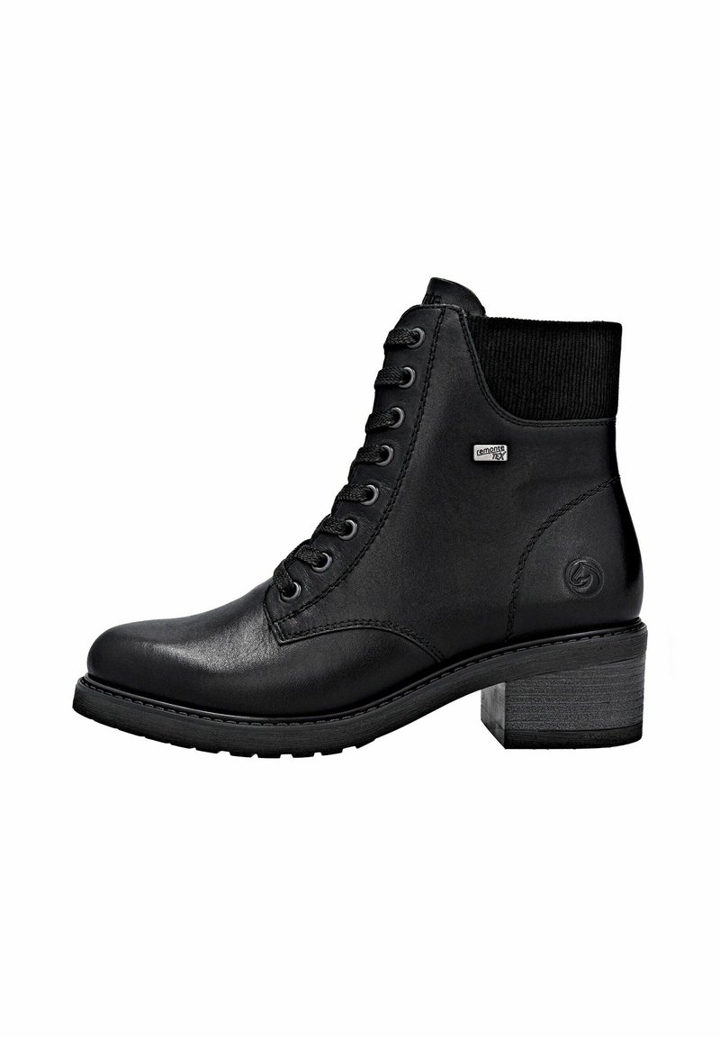 Botines de cuero negro con diseño de cordones, acento de tela texturizada en la parte superior y un tacón grueso con una suela ligeramente rugosa.