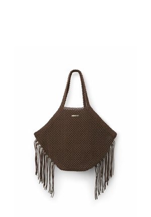 Brun strikket tote taske med lange håndtag og frynser, der hænger fra bundhjørnerne på en hvid baggrund.