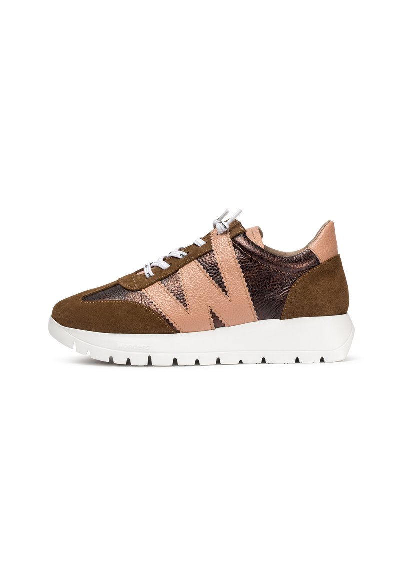 Niskie sneakersy z brązowego zamszu, metalicznego brązu i jasnoróżowych skórzanych paneli, białymi sznurowadłami oraz grubą białą gumową podeszwą.