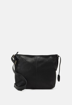 Bolso bandolera negro de cuero con correa ajustable y hebilla dorada sobre fondo liso gris claro.