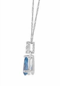 Hõbedast kaelakee, millel ripats sinise lõigatud kiviga ja kaks läbipaistvat kaunistust, esitatud peenel kettal.