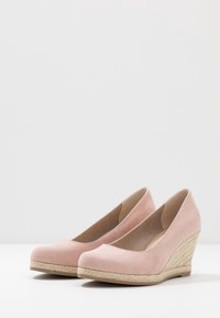 Wedge schoenen in zachtroze suede met een ronde neus en gevlochten jute details op de hak, met een gladde binnenvoering.