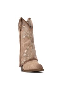 Bota vaquera de ante marrón con patrones decorativos en espiral hechos de piedras brillantes transparentes, puntera redonda, tacón apilado y lengüetas en los laterales.