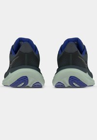 Ténis atléticos em preto e azul com parte superior em malha, acabamentos texturizados e uma sola verde-clara com um padrão de rugosidade azul.