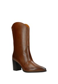 Stivale alla caviglia in pelle marrone con punta appuntita, tacco a blocco impilato e parte superiore curva. Presenta una finitura liscia e dettagli decorativi minimi.