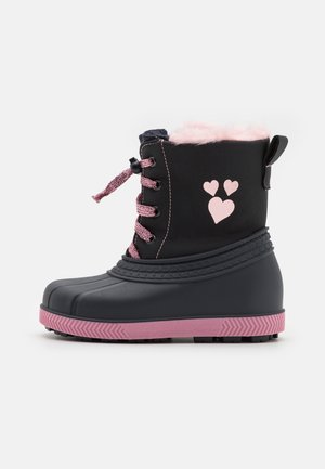 Botte imperméable noire avec accents roses, doublure en fausse fourrure, lacets roses et motifs de cœurs. Semelle texturée pour une meilleure adhérence. Design mi-mollet.