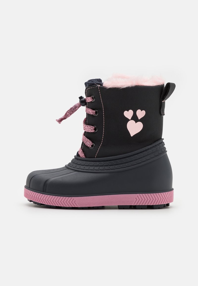 Botte imperméable noire avec accents roses, doublure en fausse fourrure, lacets roses et motifs de cœurs. Semelle texturée pour une meilleure adhérence. Design mi-mollet.