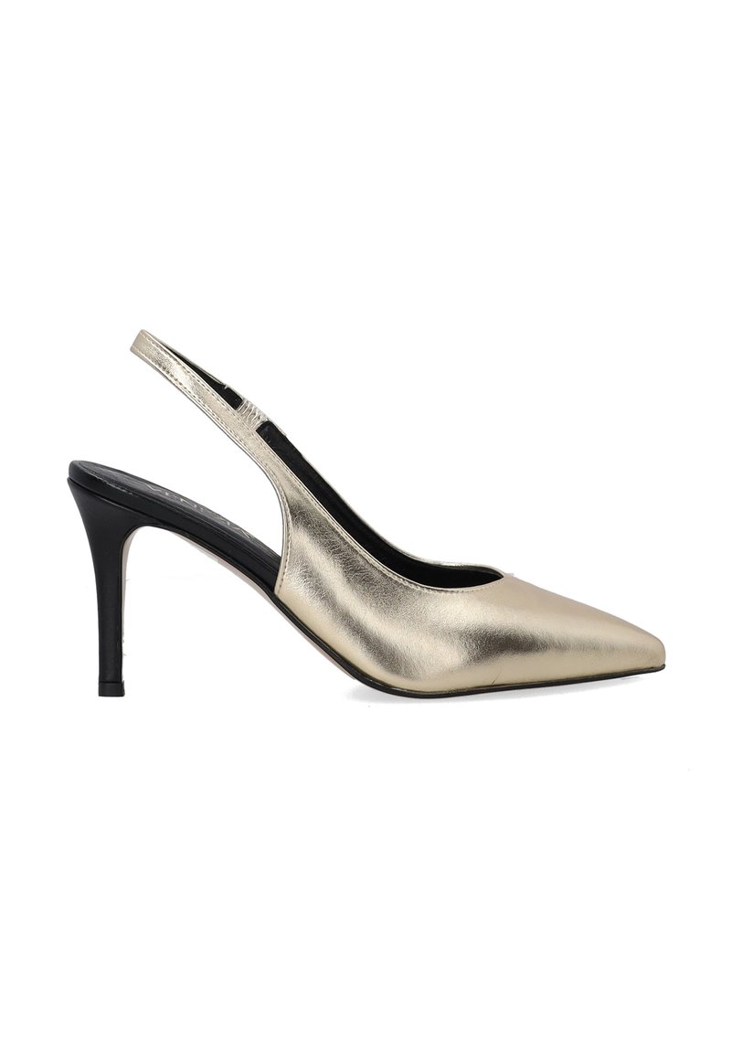 Metalické zlaté slingback lodičky s špičatou špičkou, jehlovým podpatkem a hladkým povrchem. Mají černý interiér a minimalistický design.