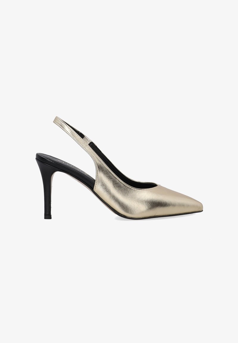 Metalické zlaté slingback lodičky s špičatou špičkou, jehlovým podpatkem a hladkým povrchem. Mají černý interiér a minimalistický design.