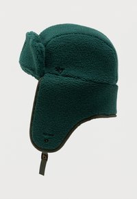 Zelená fleecová pilotná čiapka s ušnými chlopňami, s hladkým podšíváním a malou uzáverovou značkou, navrhnutá na zabezpečenie tepla v chladnom počasí.