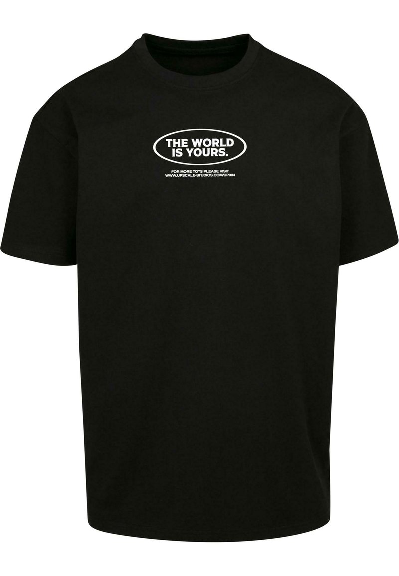 Schwarzes Baumwoll-T-Shirt mit Rundhalsausschnitt. Auf der Vorderseite steht in weißer Schrift "DIE WELT GEHÖRT DIR." und darunter ein Link zu einer Website. Normale Passform.