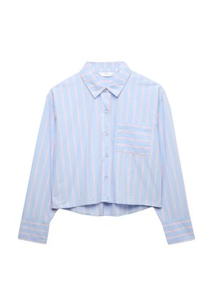 Lyseblå skjorte med hvide og røde lodrette striber, brystlomme foran, lange ærmer og en krave.