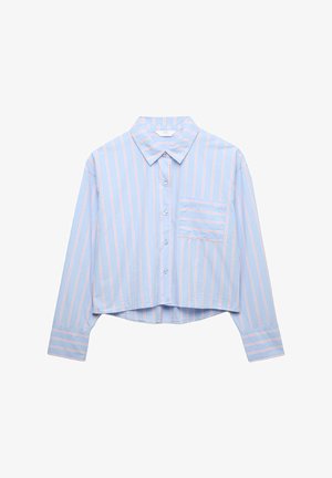 Camisa azul claro con botones, rayas verticales blancas y rojas, bolsillo en el pecho delantero, mangas largas y cuello.