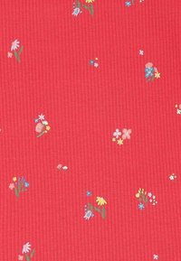 Punainen, uritettu kangas, jossa on pieniä, monivärisiä kukkakuvioita, mukaan lukien päivänkakkaroita ja sinivuokkoja, tasaisesti jakautuneina pinnalle.