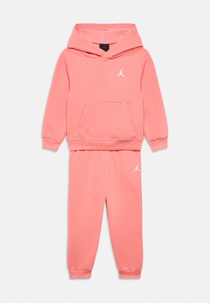 Ροζ φούτερ με τσέπη καγκουρό και λευκό λογότυπο, συνδυασμένο με αντίστοιχο παντελόνι φόρμας. Και τα δύο έχουν ελαστικά μανσέτες και απαλή, λεία υφή.