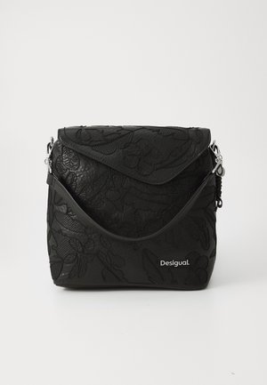 Czarna torebka na ramię z tłoczonym kwiatowym wzorem, zapięciem na klapkę, srebrnym okuciem i logo "Desigual" z przodu na dole po prawej.