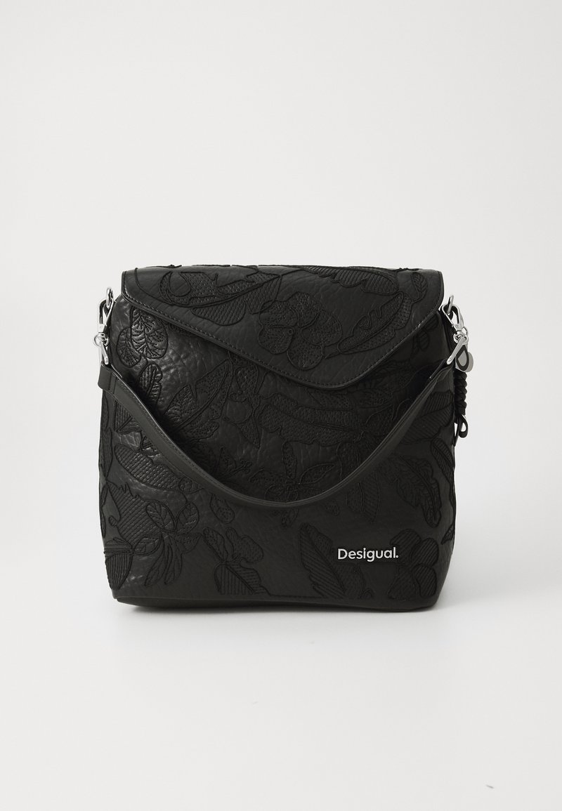 Sac épaule noir avec motif floral embossé, fermeture à rabat, ferrures argentées et logo "Desigual" en bas à droite sur le devant.