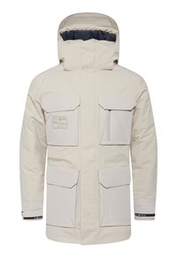 Beige Isolierjacke mit hohem Kragen, mehreren großen Fronttaschen und einer mit Reißverschluss versehenen Brusttasche, die über ein dezentes Logo-Detail verfügt.