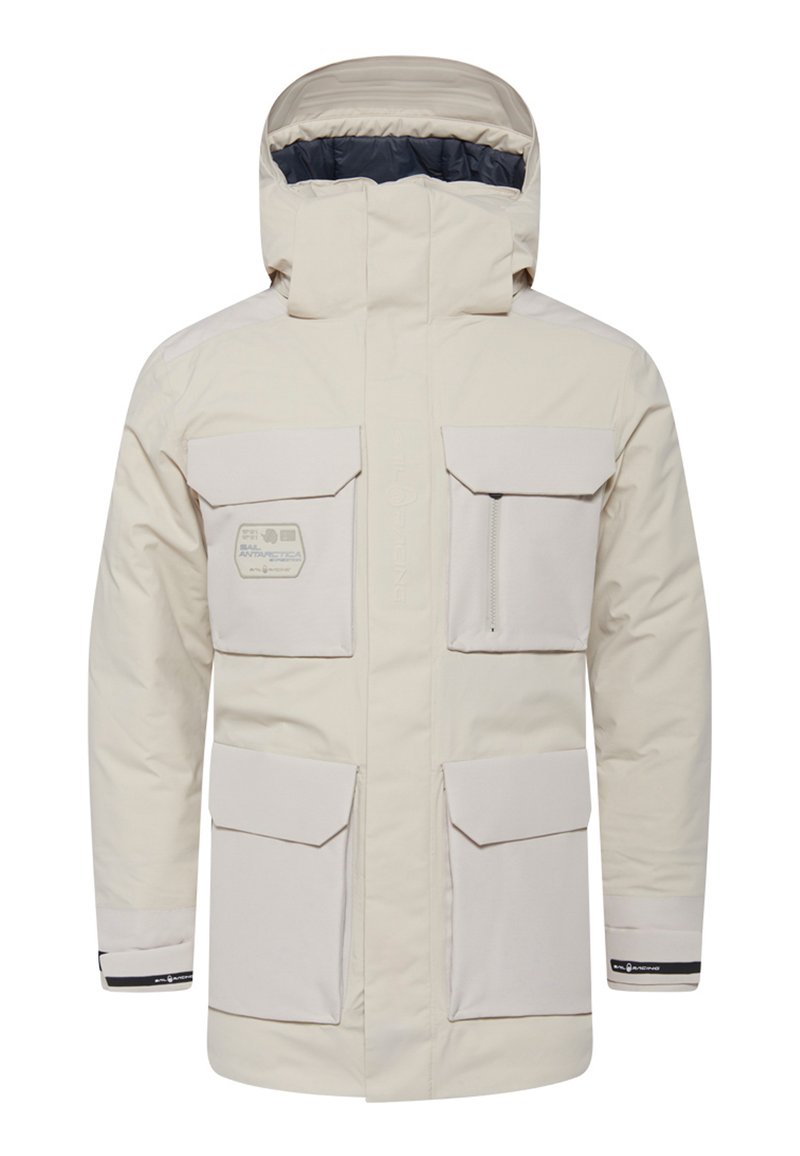 Beige Isolierjacke mit hohem Kragen, mehreren großen Fronttaschen und einer mit Reißverschluss versehenen Brusttasche, die über ein dezentes Logo-Detail verfügt.