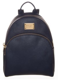 Mochila de cuero azul marino con acabado texturizado, detalles en herrajes dorados y un bolsillo delantero con cierre. Cuenta con un asa superior y correas ajustables.