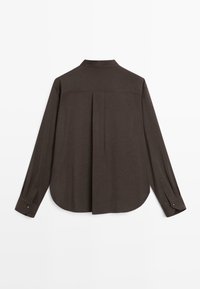 Dunkelbraunes, langärmliges Hemd mit Rückenfalte, abgerundetem Saum und Knopfmanschetten. Hergestellt aus einem weichen Stoff mit glatter Oberfläche.