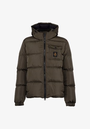 Donkergroen olijfgroene pufferjas met ritssluiting aan de voorkant, capuchon en elastische manchetten. Heeft een borstzak met een logo-label. Gladde, getextureerde afwerking.