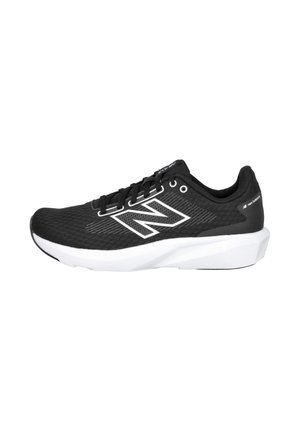 Zapatilla de running negra New Balance con suela blanca y gran logotipo "N", parte superior de malla transpirable y diseño de cordones, mostrada de lado.