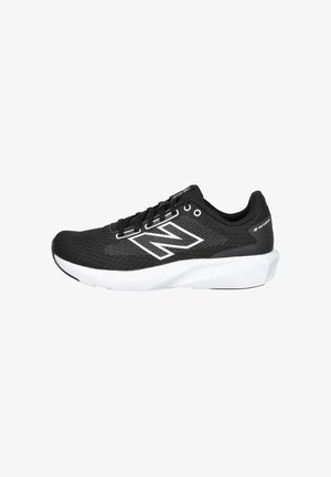 Zapatilla de running negra New Balance con suela blanca y gran logotipo "N", parte superior de malla transpirable y diseño de cordones, mostrada de lado.